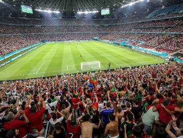 BUDAPEST, MAGYARORSZÁG – JÚNIUS 23.: Szurkolók nézik a 2020-as UEFA Európa-bajnokság F csoportjának mérkőzését Portugália és Franciaország között a Puskás Arénában 2021. június 23-án, Budapesten, Magyarországon. (Fotó: Nick England – UEFA/UEFA via Getty Images)
