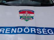 Rendőrségi logó egy magyar rendőrautó motorháztetőjén.