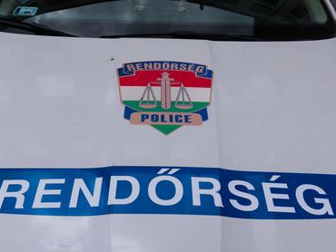 Rendőrségi logó egy magyar rendőrautó motorháztetőjén.