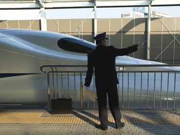 OSAKA, JAPÁN – 2009. október 30.: Az N700-as sorozat egy japán Shinkansen nagysebességű vonat, amelyet a JR fejlesztett ki a Tokió–Kiotó–Oszaka közötti Tokaido Shinkansen vonalakon való üzemeltetésre. Az N700 sorozatú vonatok maximális sebessége 300 km/h, és az akár egy fokos dőlésnek köszönhetően 270 km/h sebességet is képesek tartani. Az N700 másik jellemzője, hogy gyorsabban gyorsul, mint a többi Shinkansen vonat, így mindössze három perc alatt elérheti a 270 km/h-s sebességet. (Fotó: John S Lander/LightRocket, Getty Images)