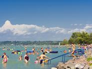 SZIÓFOK, MAGYARORSZÁG – 2016. JÚLIUS 30.: Hatalmas tömeg a Balaton sziófoki Aranypartján, Magyarország