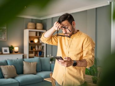 Egy fiatal férfi lehangoltnak érzi magát, és azon a rossz hírön töpreng, amelyet okostelefonján olvas az interneten