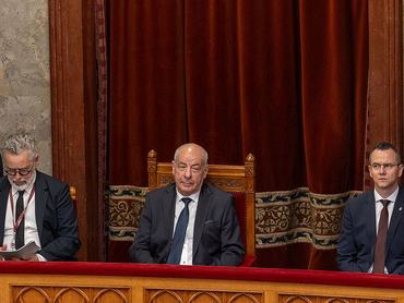 Sulyok Tamás magyar köztársasági elnök figyel, miközben a leendő miniszterelnök, Magyar Péter (a képen nem látható) beszédet mond a 2026. május 9-én Budapesten, a magyar parlamentben tartott beiktatási ünnepségen. Magyar Tisza Pártjának győzelme a múlt hónapban tartott parlamenti választásokon véget vetett a Fidesz párt és Orbán Viktor miniszterelnök 16 éves kormányzásának
