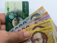 Magyar forint bankjegyek és egy OTP-s SZÉP-kártya