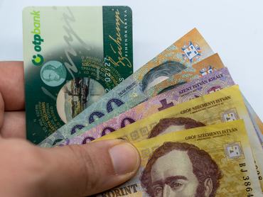 Magyar forint bankjegyek és egy OTP-s SZÉP-kártya