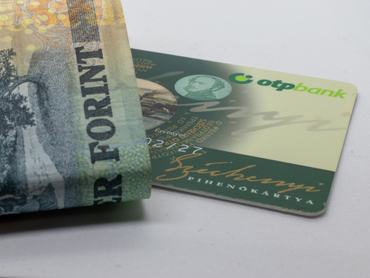 Magyar forint bankjegyek és egy OTP-s SZÉP-kártya