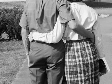 egymást átkaroló szerelmespár hátulról fotózva 1950-es évek