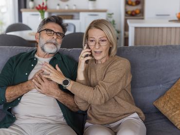 Egy idős férfi szívrohamot kap, miközben egy nő telefonon segítséget hív