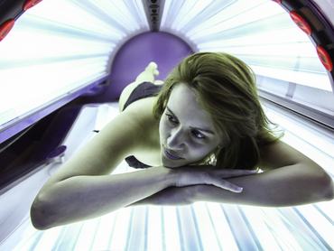 Egy fiatal nő fekszik egy szolárium belsejében