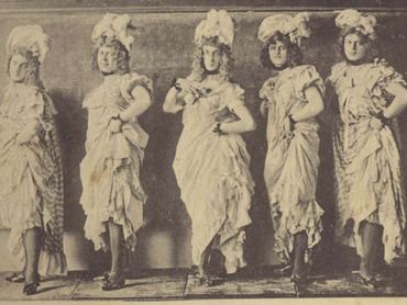 női tánckar egy 1901-es képeslapon