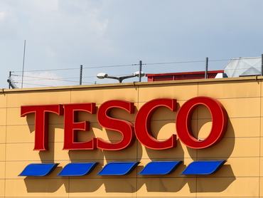 A Tesco logója egy dunakeszi szupermarket falán, 2022. július 28-án. (Fotó: Jakub Porzycki/NurPhoto, Getty Images)
