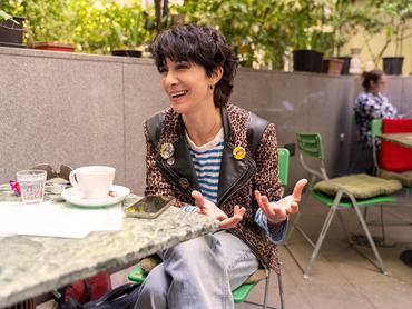 Török-Illyés Orsolya színésznő beszélgetés közben, előtte az asztalon kávéscsésze