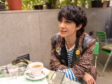 Török-Illyés Orsolya színésznő beszélgetés közben, előtte az asztalon kávéscsésze