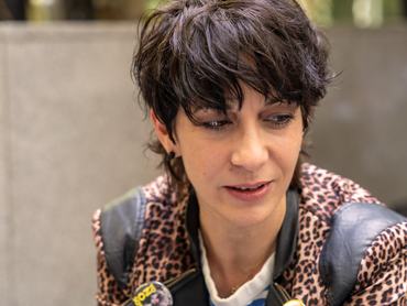 Közeli portré Török-Illyés Orsolya színésznőről, aki lefelé néz