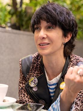 Török-Illyés Orsolya színésznő beszélgetés közben, előtte csésze az asztalon