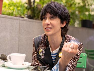 Török-Illyés Orsolya színésznő beszélgetés közben, előtte csésze az asztalon
