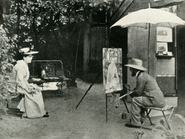 Jobb oldalon, a napernyő alatt Henri de Toulouse-Lautrec ülő helyzetben, egy félkész portré előtt. A bal oldalon a modell, fehér ruhában és kalapban