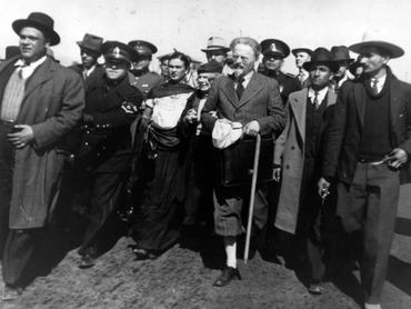 Trockij és felesége megérkeznek Mexikóba 1937 január 9-én Frida Kahlo és Diego Rivera fogadja őket