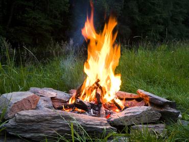 Szabadtéri tűz lángja lobog