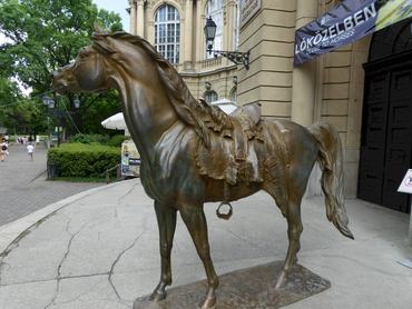 A hűséges ló szobra a Magyar Mezőgazdasági Múzeum előtt, Vastagh György alkotása.