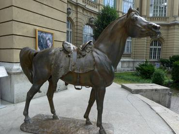 A hűséges ló szobra a Magyar Mezőgazdasági Múzeum előtt, Vastagh György alkotása.