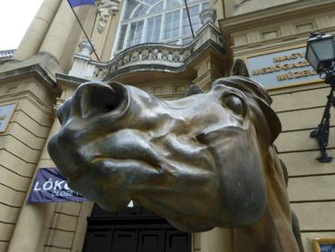 A hűséges ló szobra a Magyar Mezőgazdasági Múzeum előtt, Vastagh György alkotása.