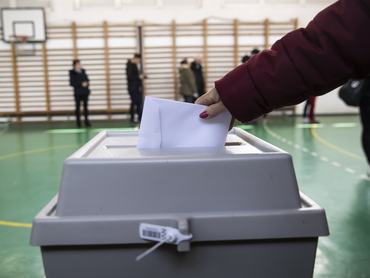 szavazatot dob egy ember a választási urnába