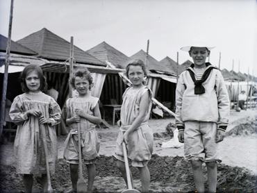 4 Zichy-gyerek a velencei Lidón, a háttérben a szélfogó / hűsölő kabinok, 1907