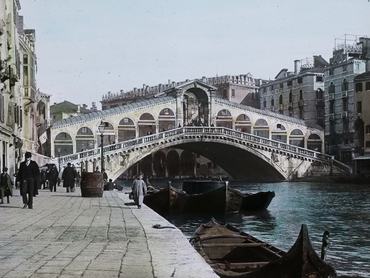 A Rialto Velencében, a bal oldalon sétálók