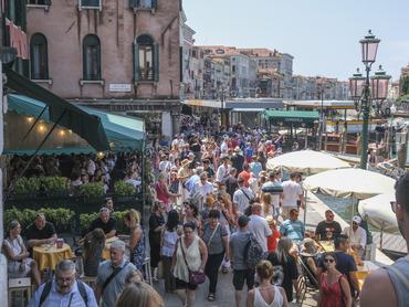 VELENCE, OLASZORSZÁG – AUGUSZTUS 2.: Turisták tömkelege gyűlt össze a Rialto-híd környékén 2023. augusztus 2-án Velencében, Olaszországban. Az UNESCO tisztviselői Velencét és lagúnáját – Ukrajna fővárosával, Kijevvel, valamint Lvivvel együtt – felvették a veszélyeztetett világörökségi helyszínek felülvizsgálati listájára. Az ENSZ kulturális szervezete úgy ítéli meg, hogy Olaszország nem védi hatékonyan Velencét a tömeges turizmustól és a szélsőséges időjárási körülményektől. (Fotó: Stefano Mazzola/Getty Images)