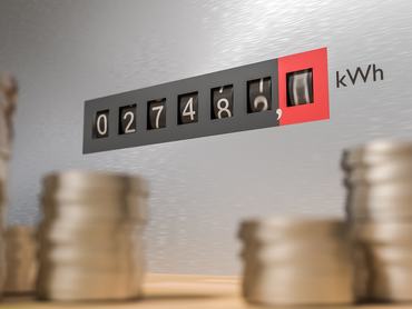 Drága energia és energiafogyasztás koncepció. Érmék a villanyóra előtt. 3D-s illusztráció.