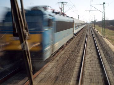 Közlekedő vonat a vasúti síneken a szabadban