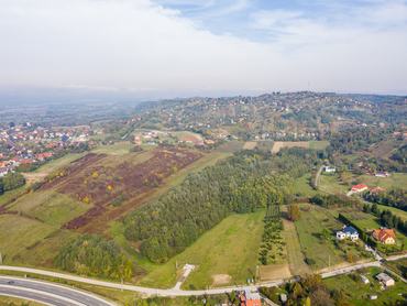 Drónfelvétel Csács városrészéről egy ködös őszi reggelen Zalaegerszeg városában, Magyarországon